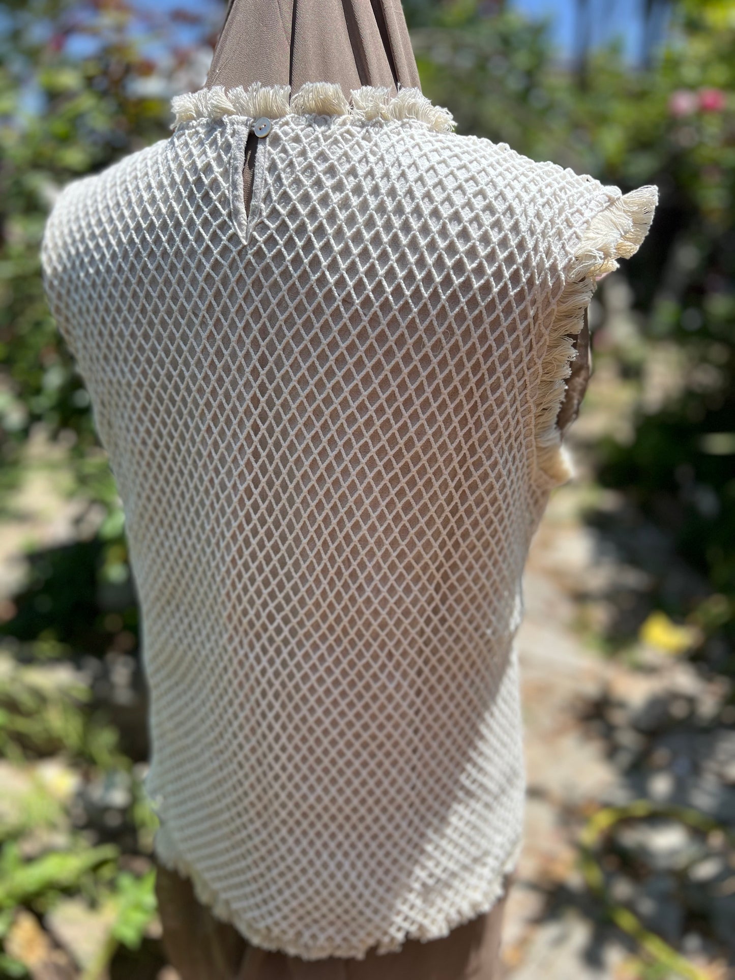 Sleeveless top with net and real seashells