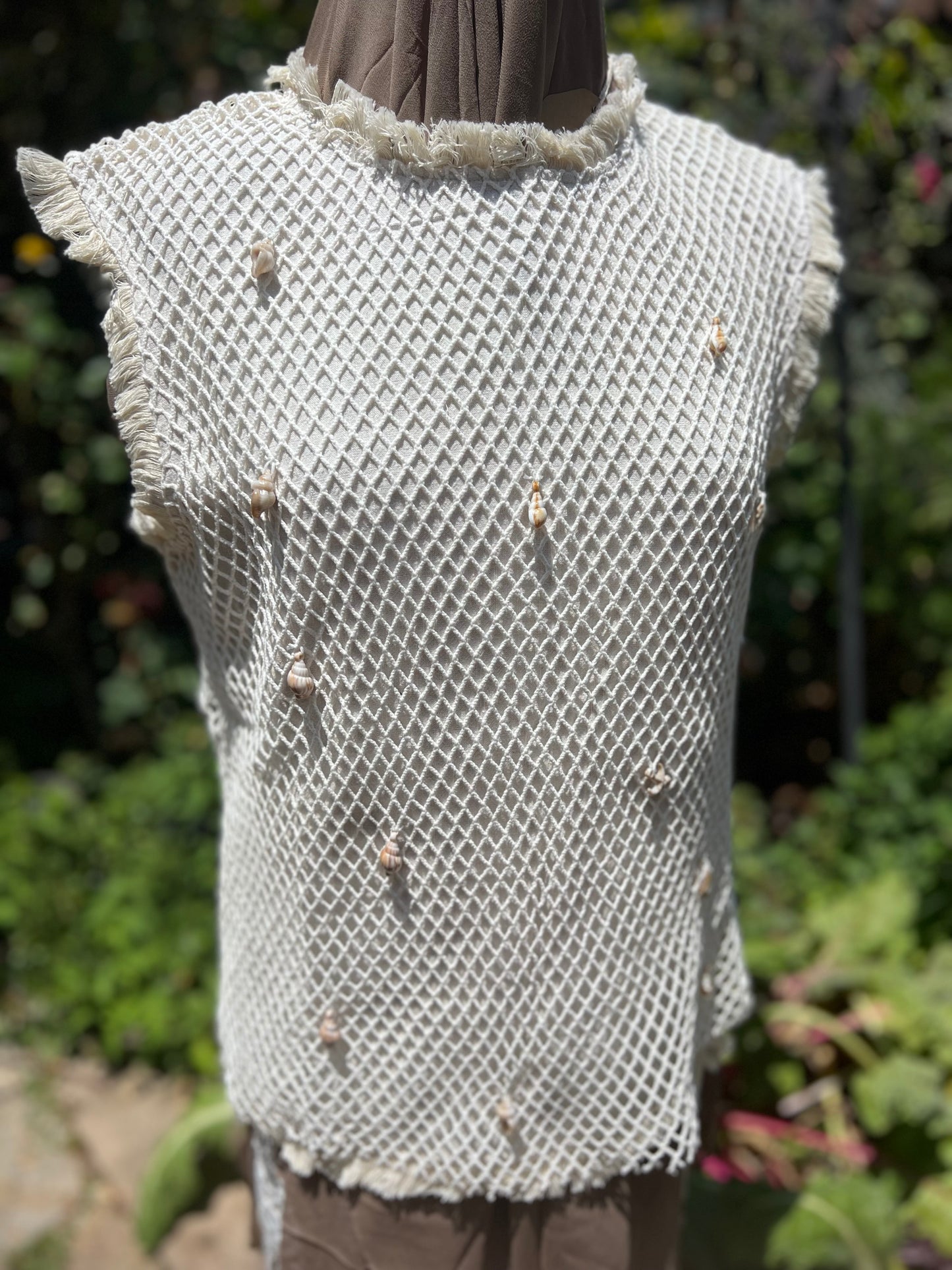 Sleeveless top with net and real seashells
