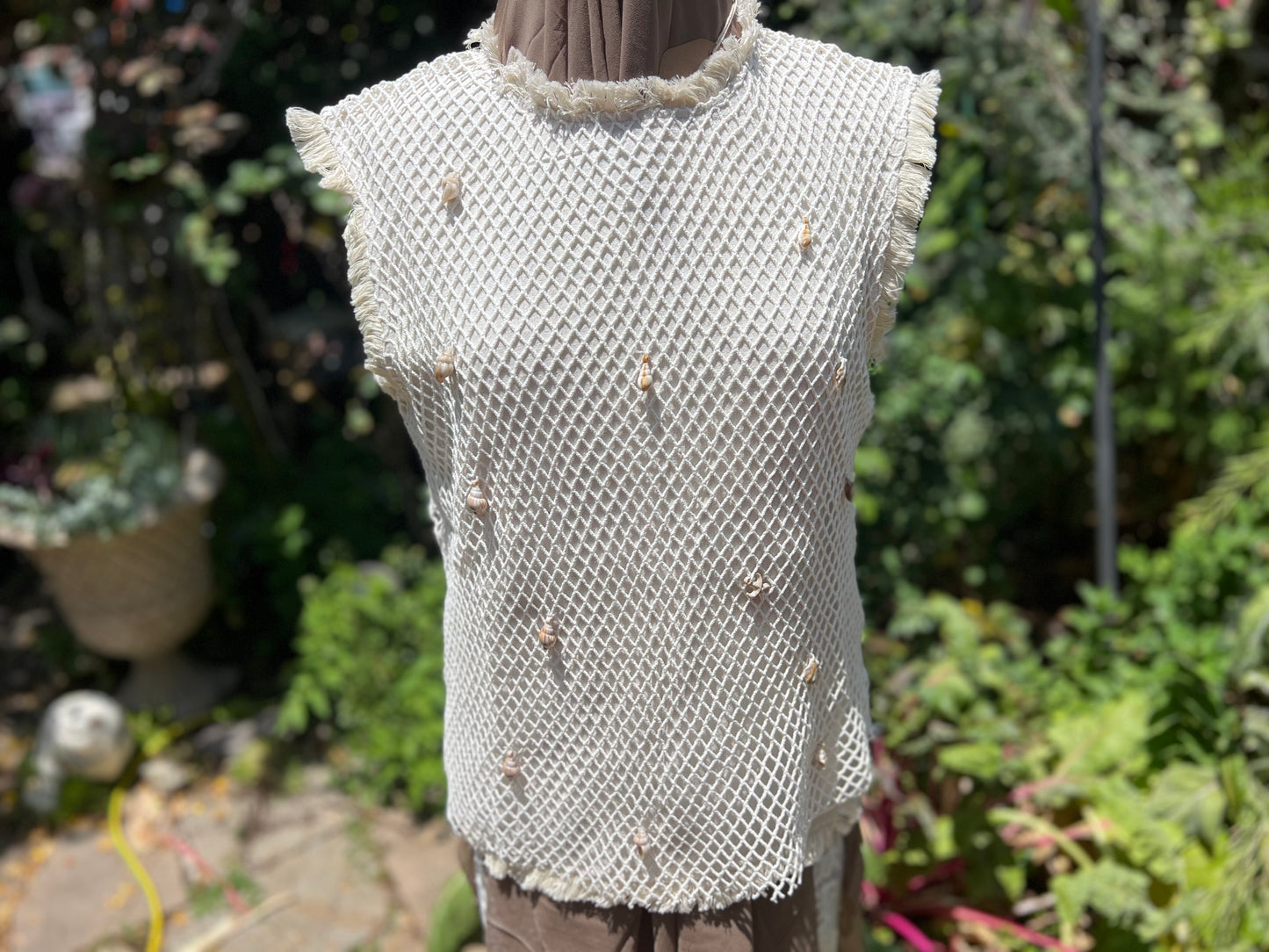Sleeveless top with net and real seashells