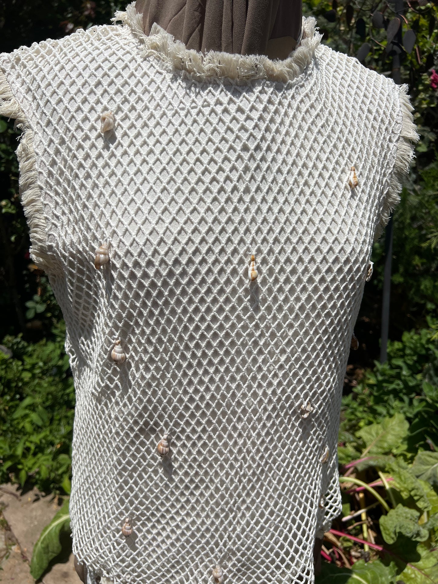 Sleeveless top with net and real seashells