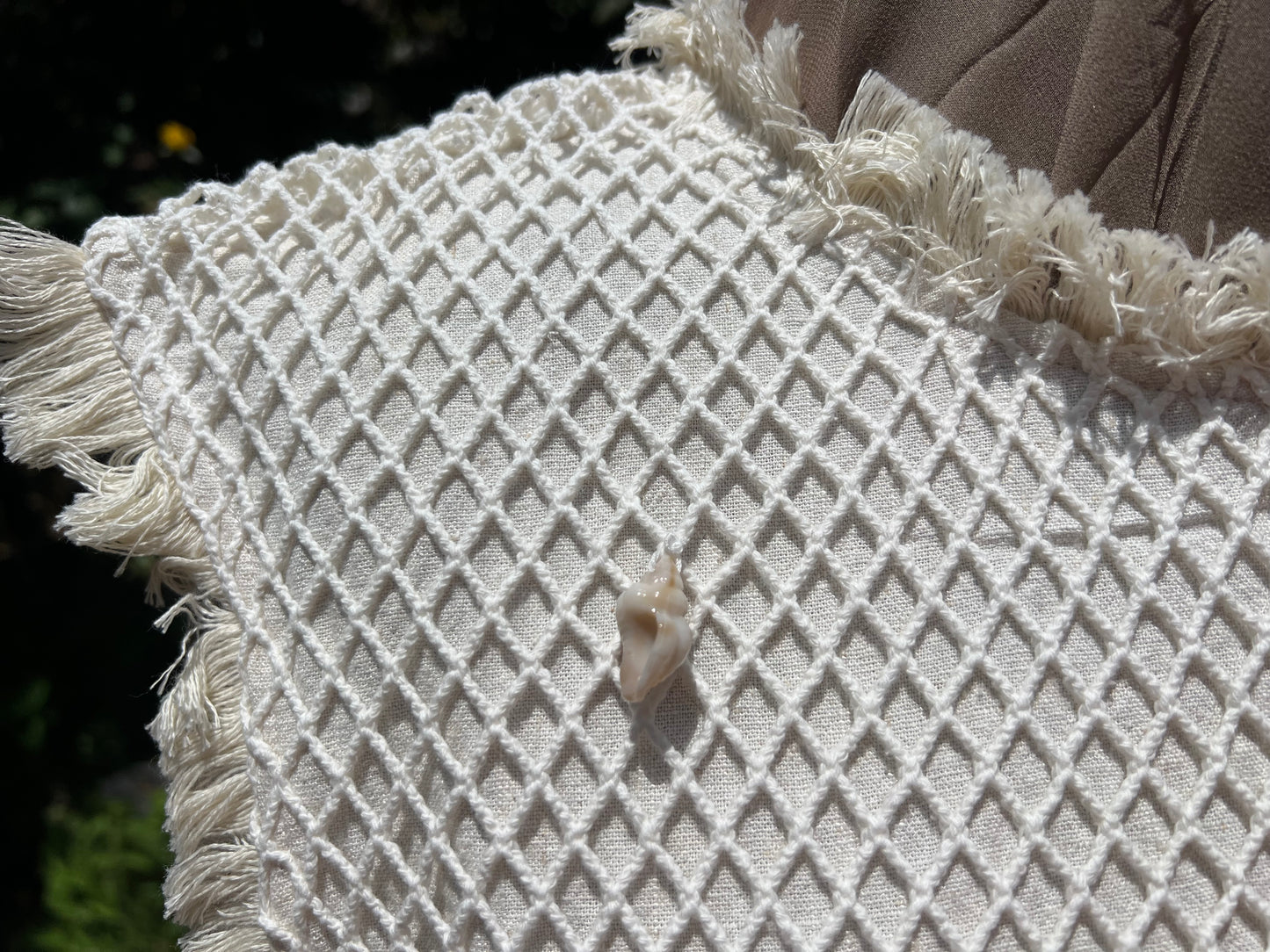 Sleeveless top with net and real seashells